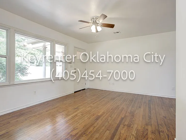 1520 Rowena Ln — Photo 5