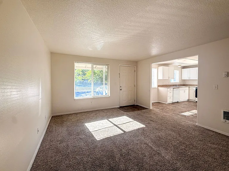 465 E Ellendale Ave — Photo 3