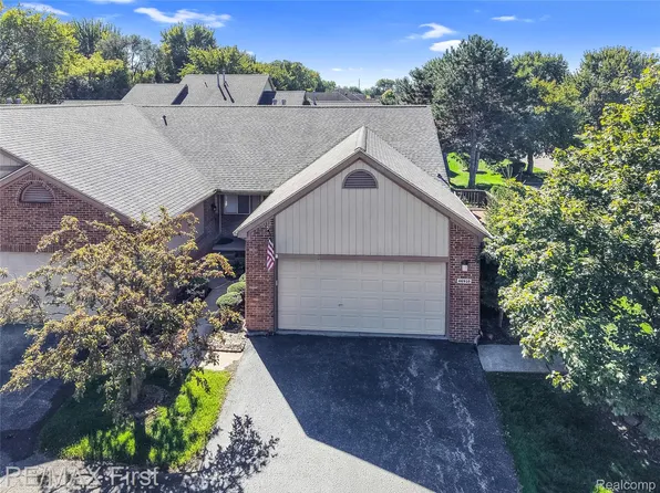 46910 Country Ln #12, Macomb, MI 48044