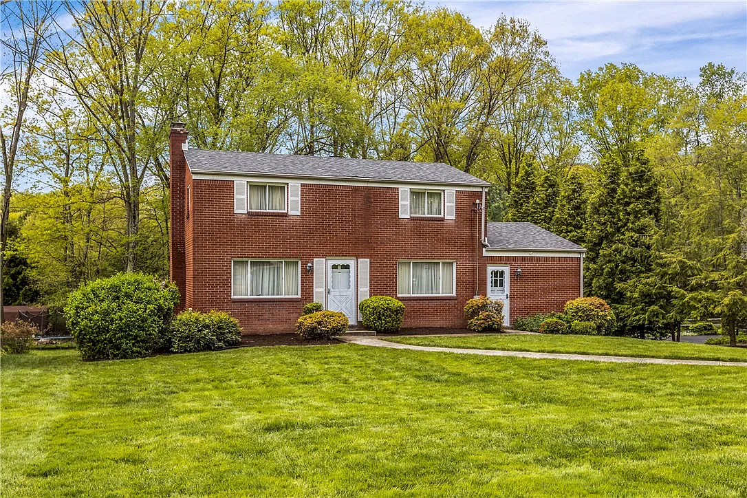 677 Olive St photo 1