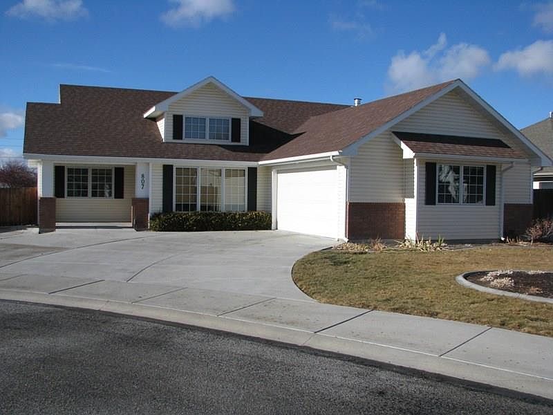 1st image of 807 Hollyann Ct