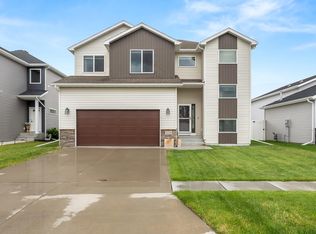 1038 Ashley Dr W, West Fargo, ND 58078
