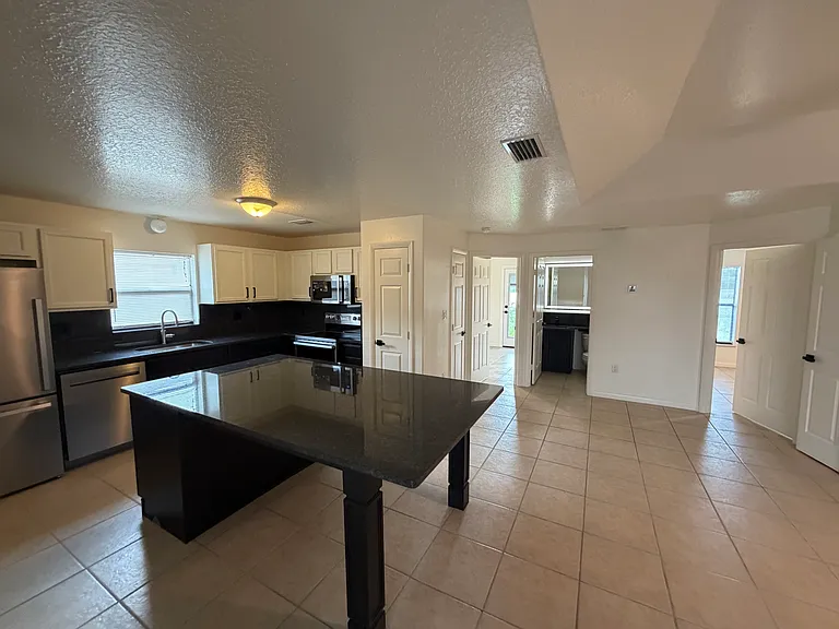 816 Angela Ave — Photo 4