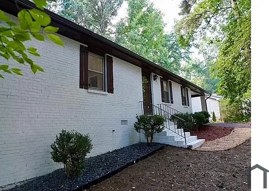 3 bed, $2,400 — Photo 1