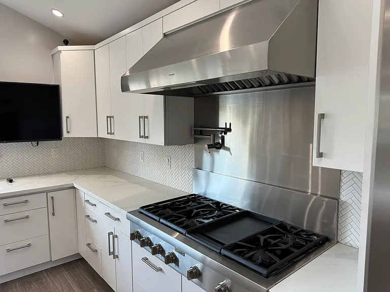 Thermador Gas Range, Grohe pot filler, and Hood