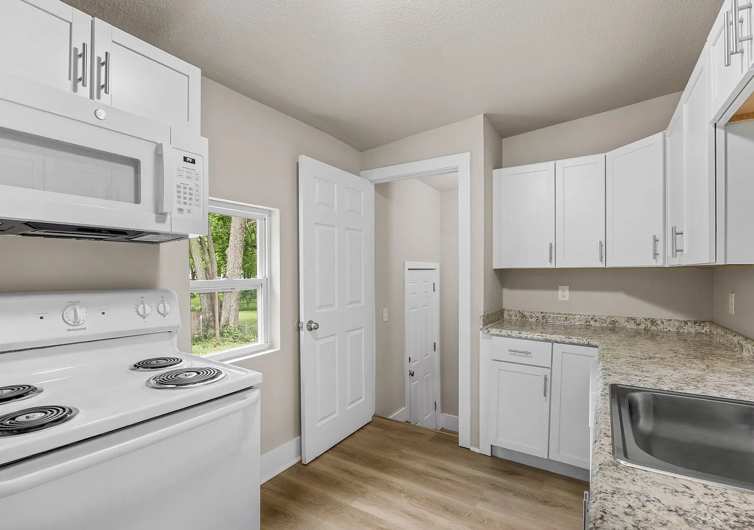 1 Bedroom Fully Remodeled — Photo 4