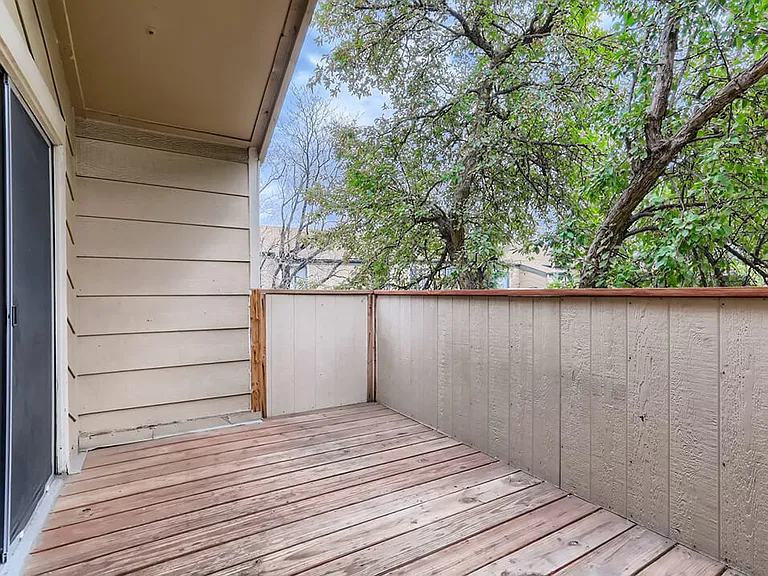 Apartments with Patio/Balcony
