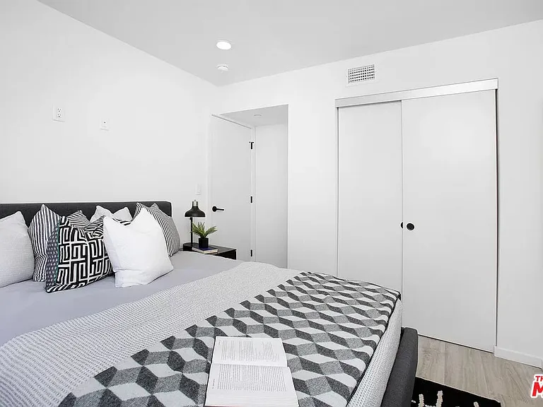 945 N Oxford Ave #2 — Photo 12