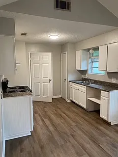 1431 Hickory St — Photo 3