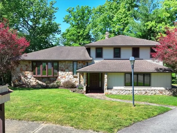 209 Tyburn Woods Dr, Gibsonia, PA 15044