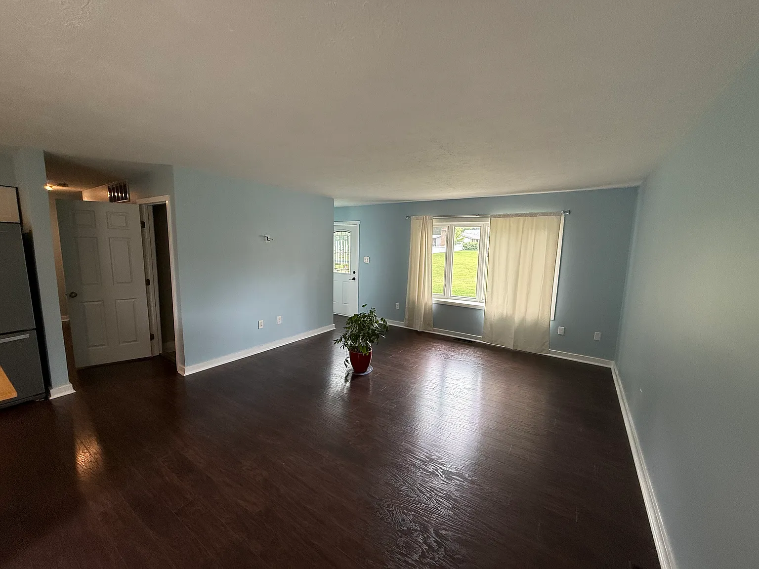3 bed, 1040 sqft, $3,000 — Photo 3