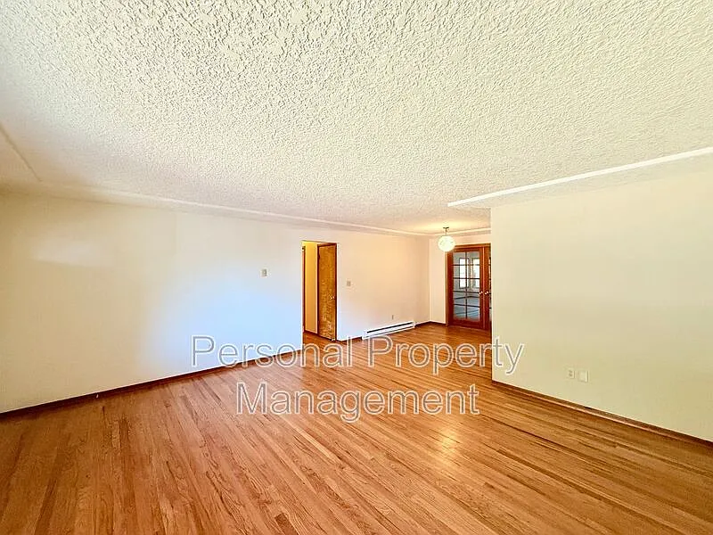 3 bed, 2.0 bath, 1760 sqft, $2,395 — Photo 2