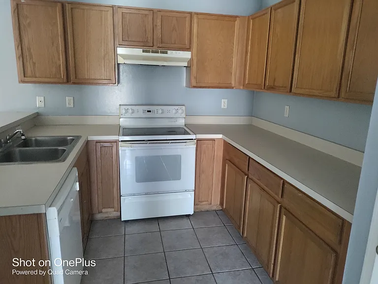 609 W 12th St — Photo 7