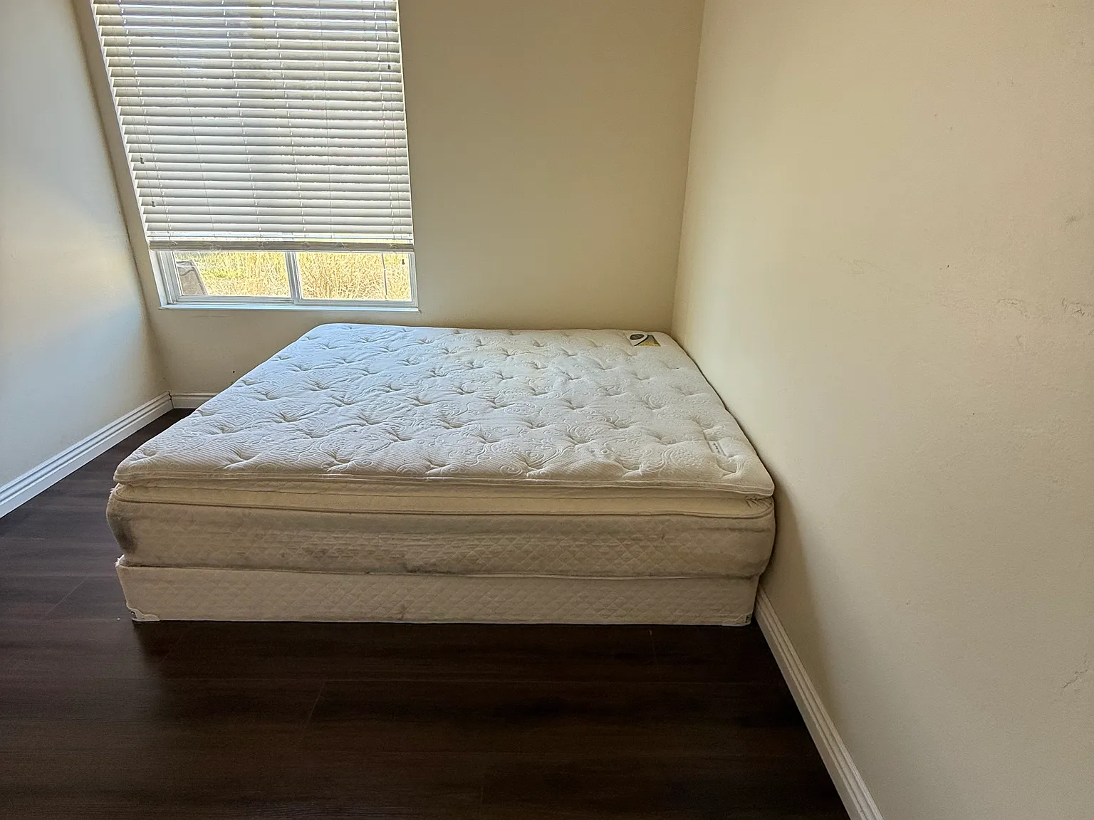 6 bed, 4100 sqft, $999 — Photo 2