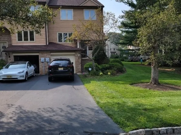 55 Stockton Ct, Morris Plains, NJ 07950