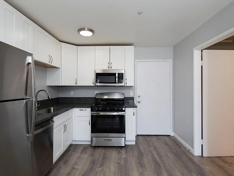 Oasis Apartments — Photo 25