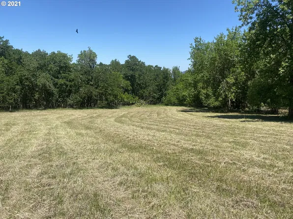 2101 Lookingglass Rd, Roseburg, OR 97471