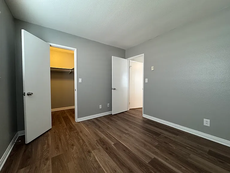 Bedroom/Walk-In-Closet