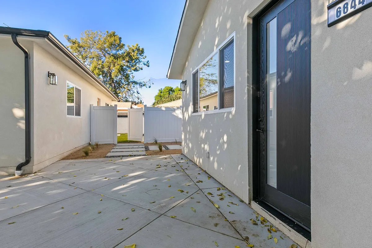 Building Photo - 6844 Cedros Ave