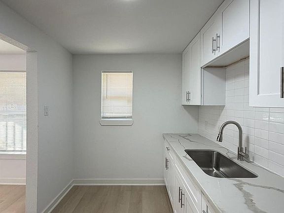 4th image of 201 Lowery Dr #106