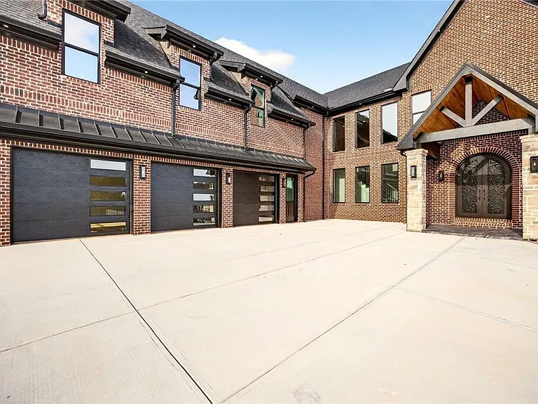 403 Thunder Rd — Photo 2