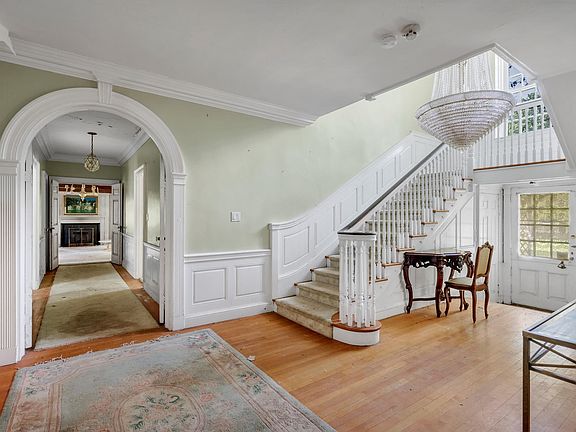 5th image of 10 Hicks Ln