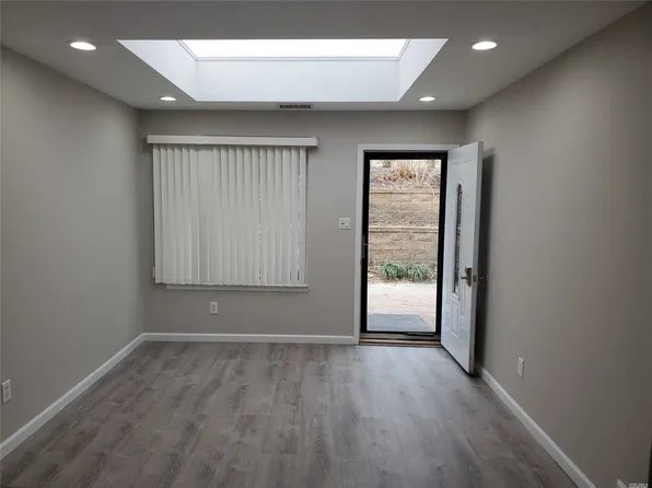 277 Brettonwoods Dr, Coram, NY 11727