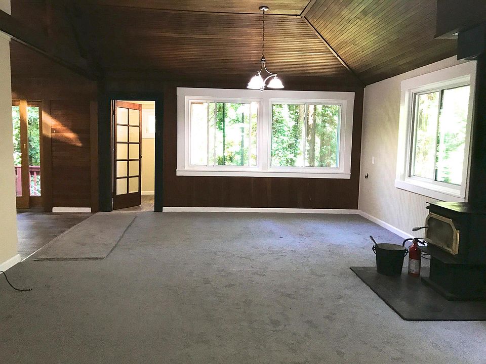 Front door view : a nice spacious room.