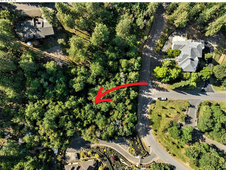 1st image of 220 Surrey Dr