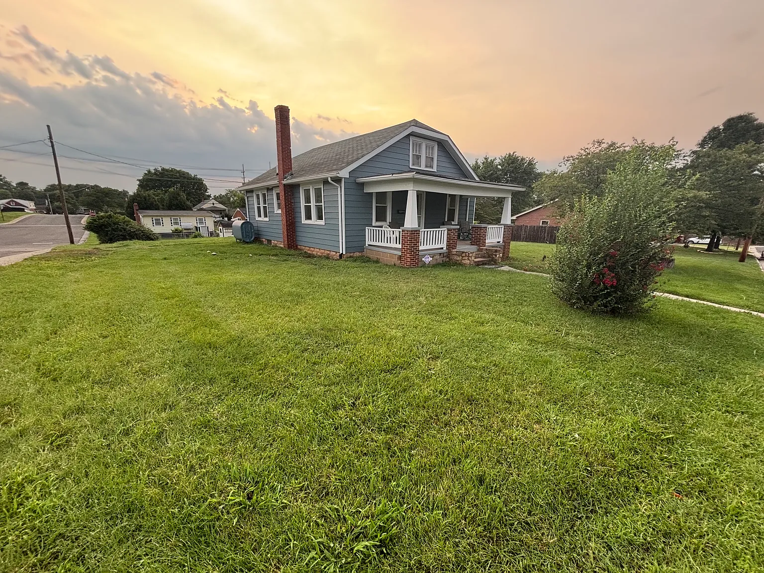 3 bed, 994 sqft, $1,900 — Photo 1
