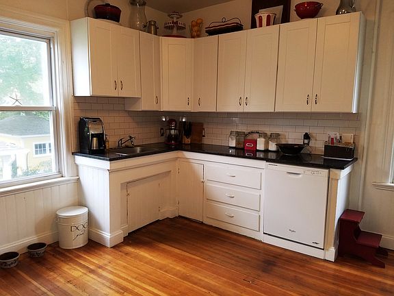 Kitchen w/Granite Counters