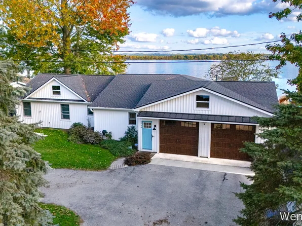 2749 Russell Dr, Wayland, MI 49348