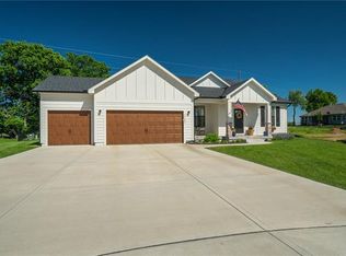 19601 W 197th St, Spring Hill, KS 66083