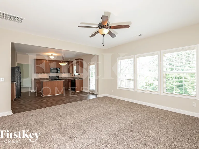 6275 Cove Creek Dr — Photo 3