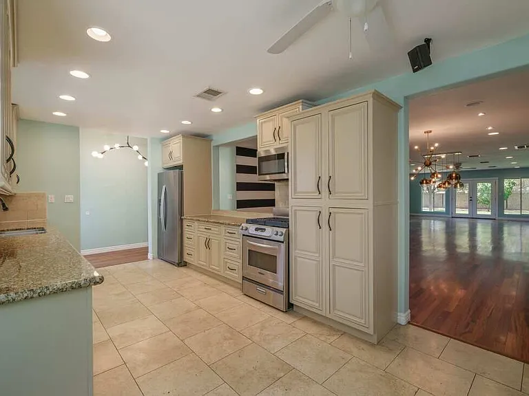 121 W Orchid Ln — Photo 4