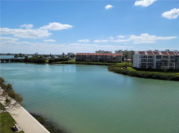 7600 Sun Island Dr S, South Pasadena, FL