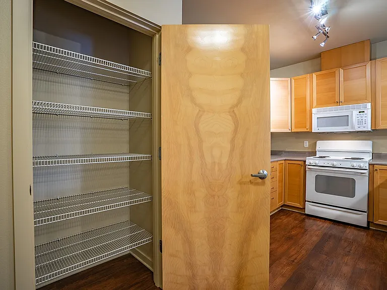 Saxe Apartments — Photo 47