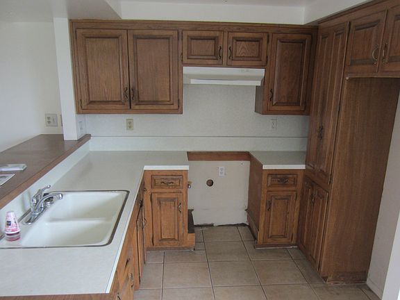 3rd image of 734 W Alvin Ave