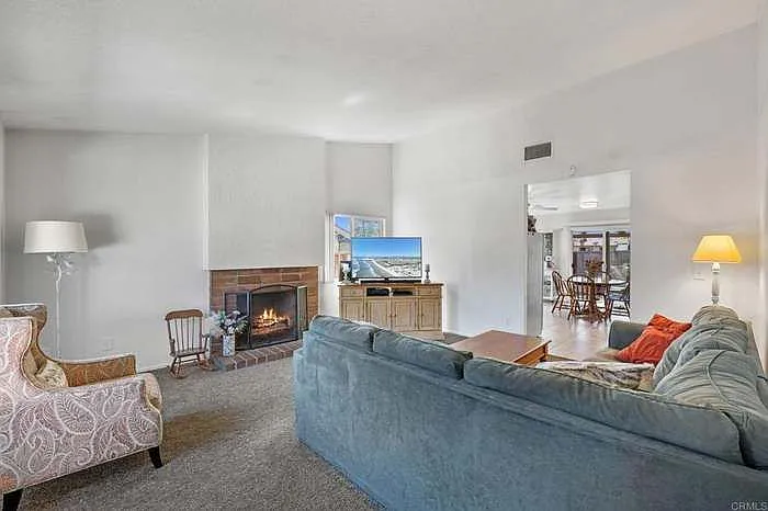425 Blueridge Pl — Photo 2