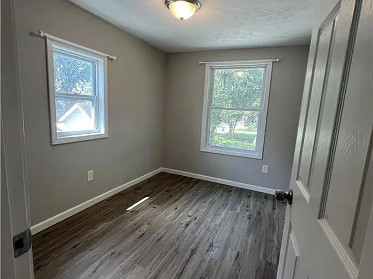 454 Kling St — Photo 11