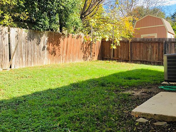 nice fenced backyard, not to big / not to small