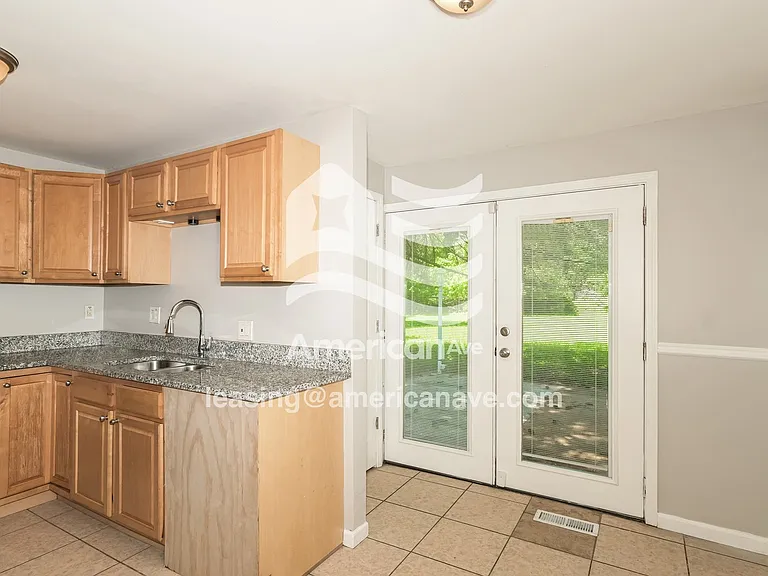 332807_005_kitchen_5.jpg