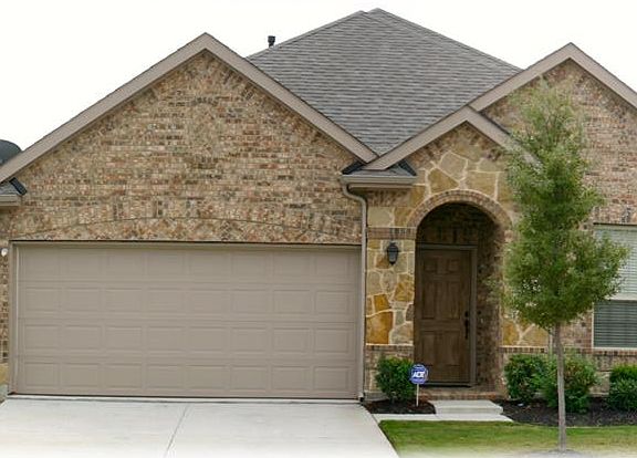 2nd image of 916 Lake Hollow Dr