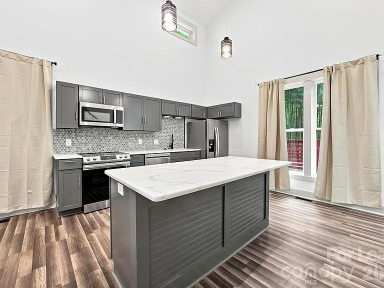 1198 Chronicle Ave — Photo 5