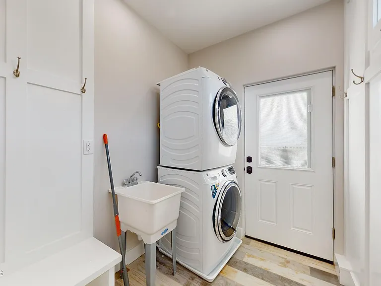 1 Howland Ave — Photo 10