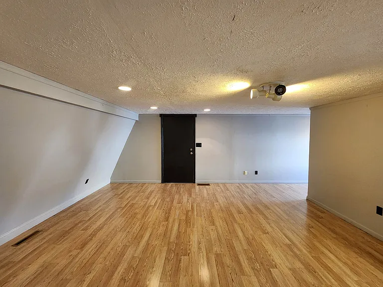331 S Market St — Photo 4