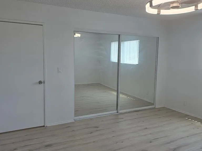 237 E Buckthorn St — Photo 2