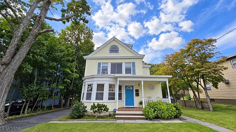 3 bed, 1.0 bath, 1300 sqft, $2,900 — Photo 1