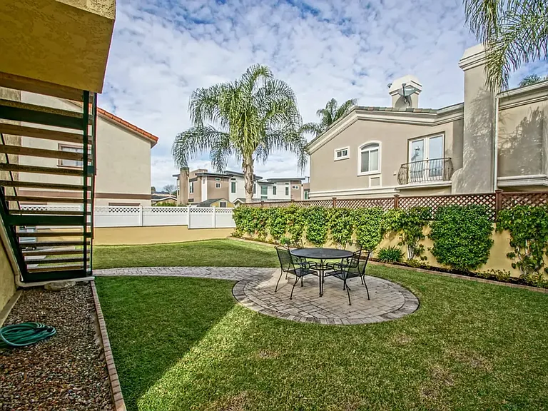 1815 Clark Ln — Photo 3