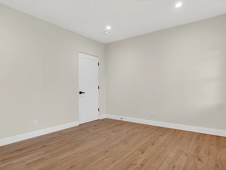 4711 Tyrone Ave — Photo 21